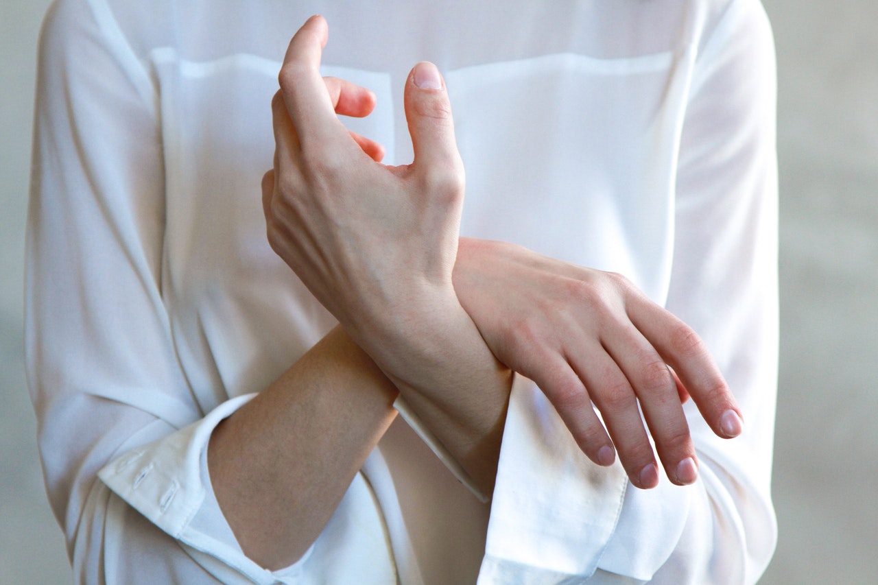 Compression Gloves Help with Arthritis in Hands and Wrists – Skineez®